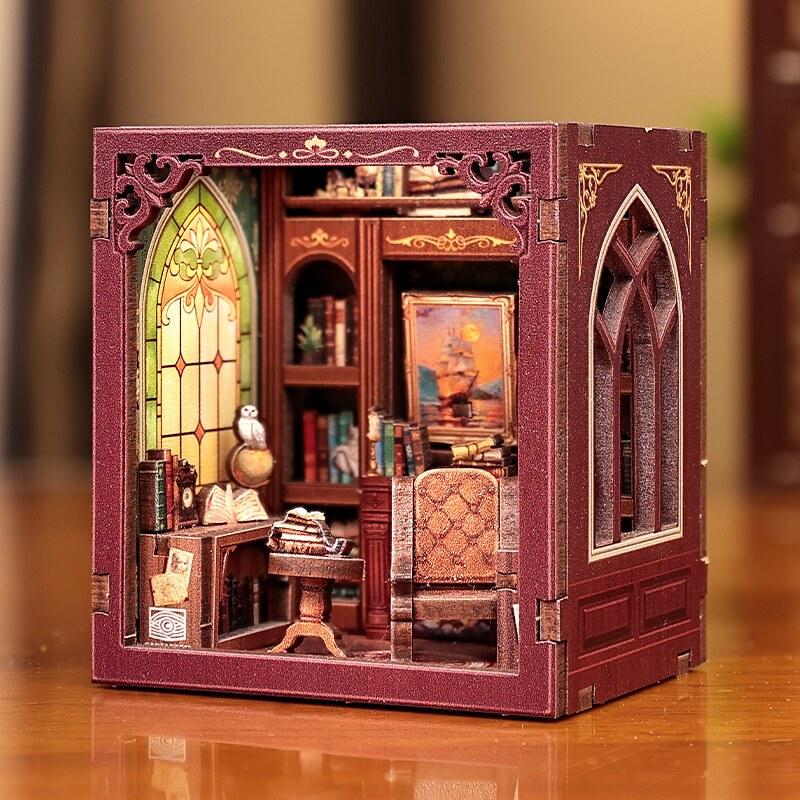 Gentleman's Lounge - DIY Mini Book Nook